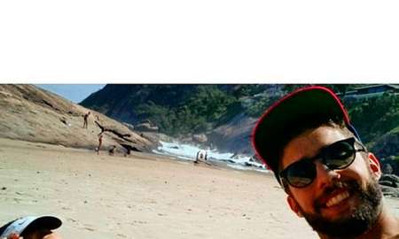 Luana Piovani exibe barrigão da gravidez de gêmeos na praia ao lado do marido