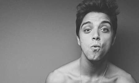 Rodrigo Simas posa sem camisa em foto do <i>Instagram</i>