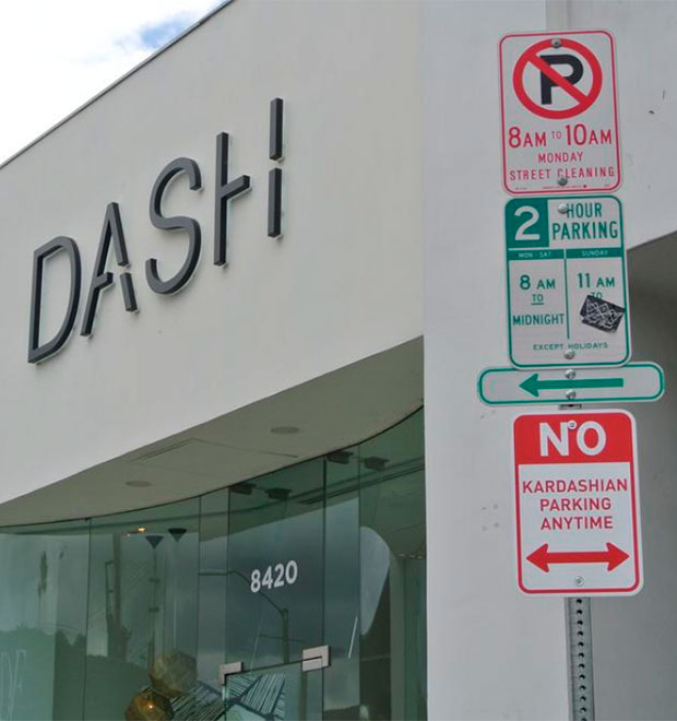 Artista plástico coloca placa de <i>Kardashians estão proibidas de estacionar</i> em frente à loja da família Kardashian