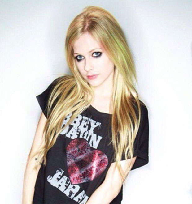 De volta ao mundo da música, Avril Lavigne pretende lançar álbum de Natal