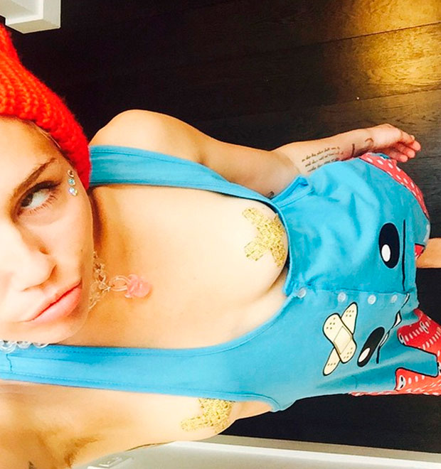 Miley Cyrus quase mostra demais em estúdio de gravação