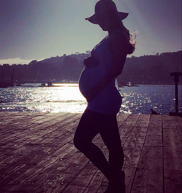 Fernanda Machado exibe barrigão de grávida e diz: <i>Melhor sensação do mundo</i>