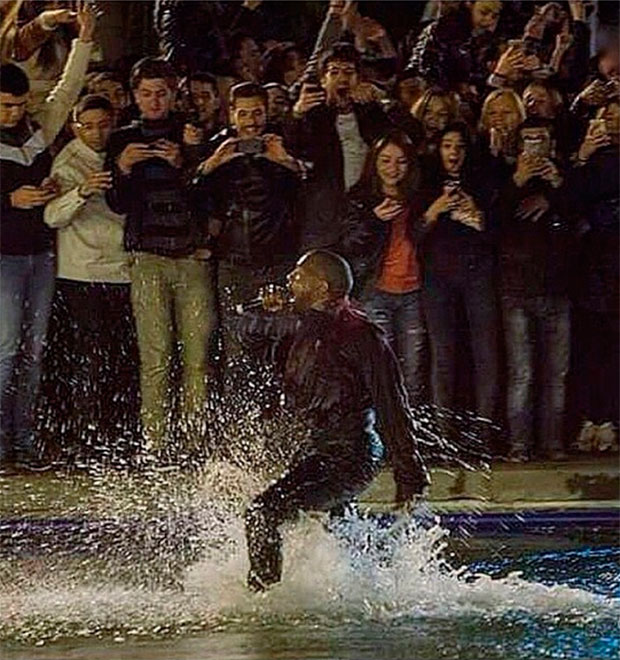 Kanye West faz <i>show</i> gratuito na Armênia, pula em lago e a polícia acaba envolvida