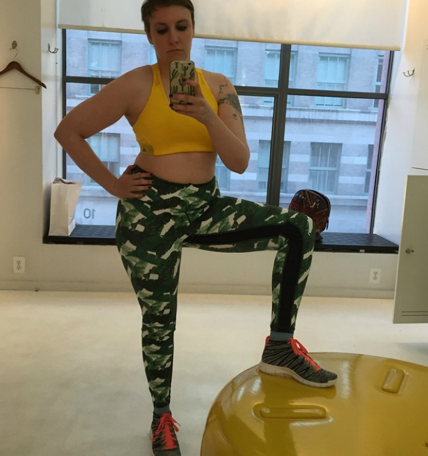 Lena Dunham justifica prática de exercícios: <i>Não tem a ver com o derrière, mas sim, com o cérebro</i>