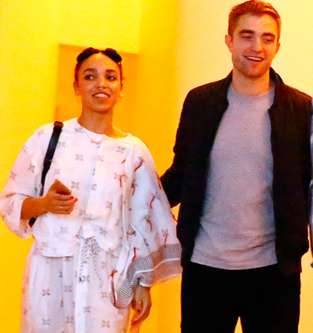 Em meio a rumores de noivado, Robert Pattinson prestigia <i>show</i> de FKA Twigs