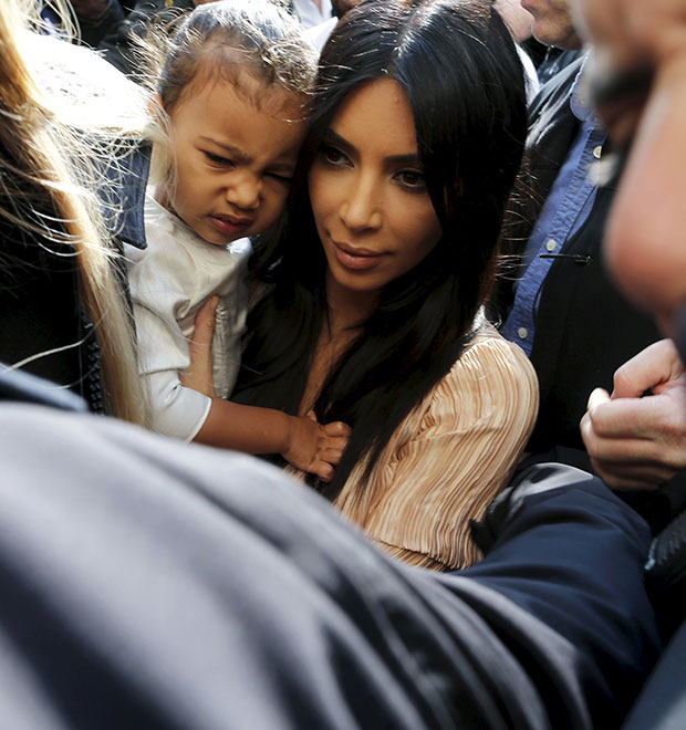 Kim Kardashian e Kanye West batizam a filha, North, em Israel