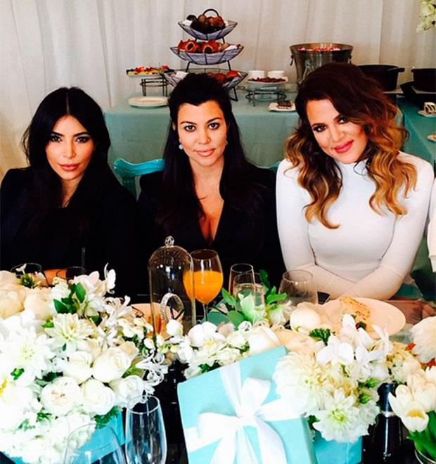 Kim e Kourtney Kardashian teriam se desentendido antes da viagem para a Armênia. Saiba mais!