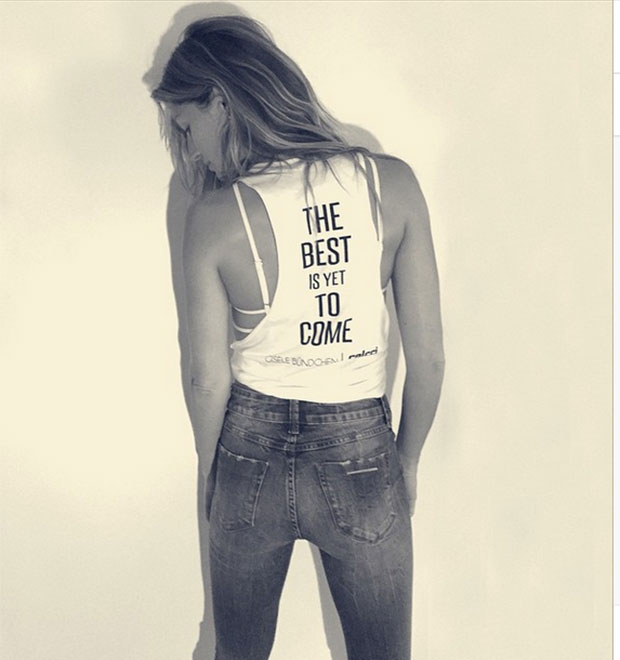 Gisele Bündchen posta foto usando <i>top</i> com a frase <i>o melhor ainda está por vir</i>