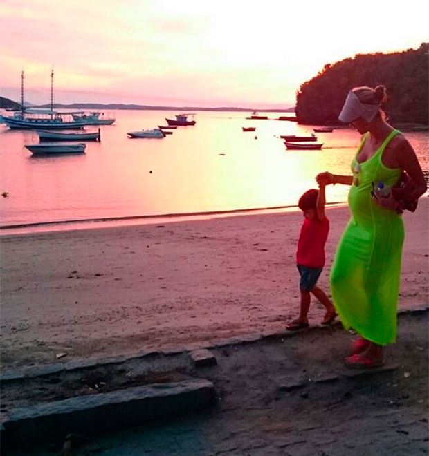 Luana Piovani exibe barrigão ao curtir dia de praia ao lado do filho Dom