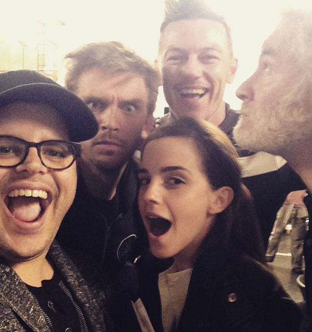 Emma Watson e Dan Stevens aparecem em primeira <i>selfie</i> dos bastidores de <i>A Bela e a Fera</i>, confira!