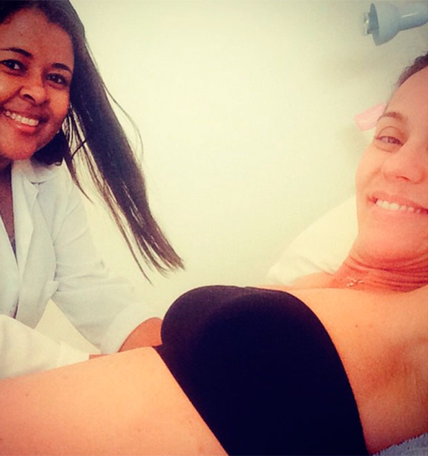 Flávia Monteiro vai a sessão de drenagem linfática e exibe garriga de grávida