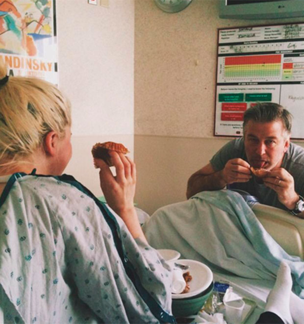 Filha de Alec Baldwin mostra suporte após ser internada em <i>rehab</i>