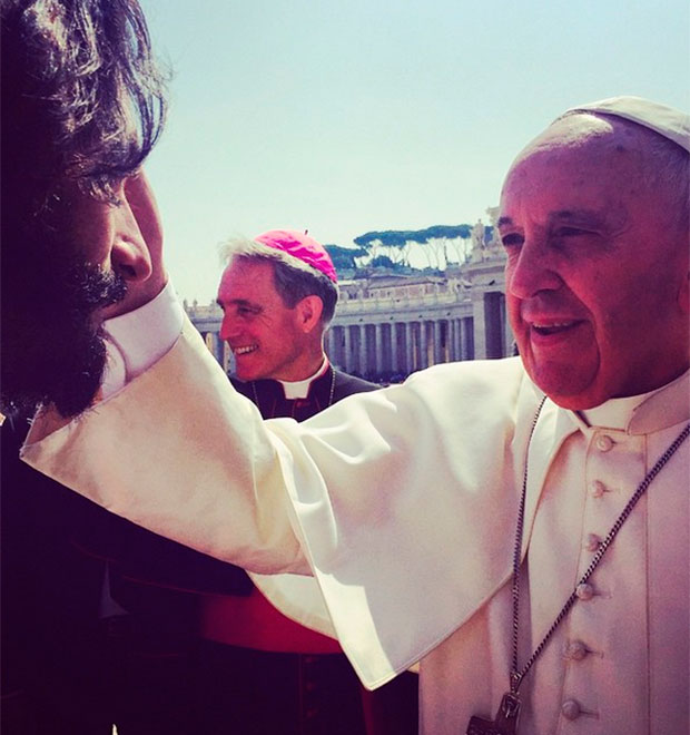 Rodrigo Santoro recebe bênção do Papa Francisco