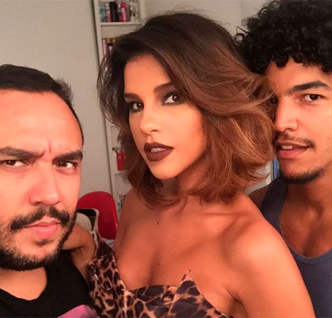 Mariana Rios compartilhou em sua conta do Instagram, uma foto dos bastidores de um ensaio, com o cabeleireiros e maquiadores Alê de Souza e Thiago Medeiros. A atriz apareceu super produzida, com uma maquiagem bem marcada e sensualizou no decote. Os seguidores da moça não economizaram elogios e não era para menos, arrasou! Mariana Rios compartilhou em sua conta do Instagram, uma foto dos bastidores de um ensaio, com o cabeleireiros e maquiadores Alê de Souza e Thiago Medeiros. A atriz apareceu super produzida, com uma maquiagem bem marcada e sensualizou no decote. Os seguidores da moça não economizaram elogios e não era para menos, arrasou!