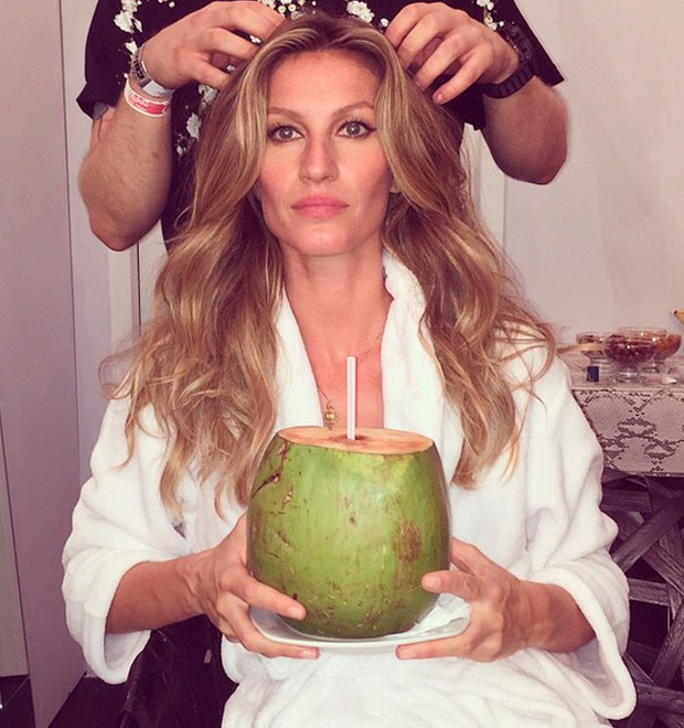 Gisele Bündchen se esbalda ao comer coxinha antes de seu último desfile, diz colunista