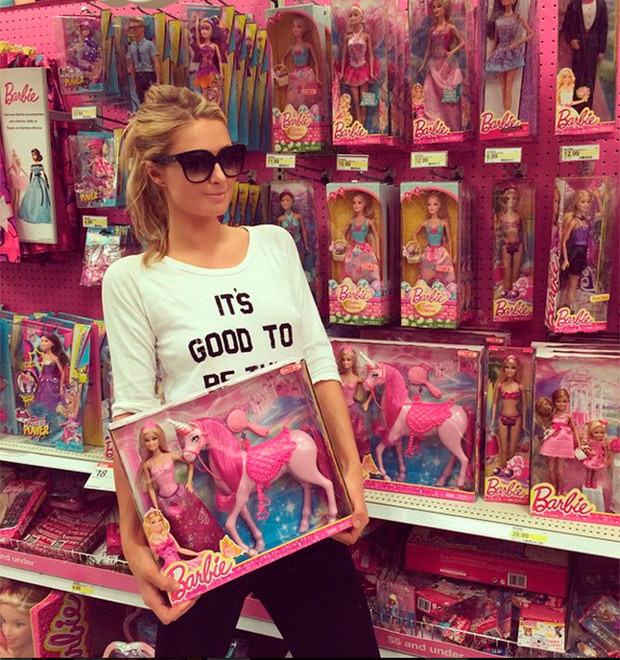 Para relembrar infância, Paris Hilton aparece comparando <i>Barbie</i>