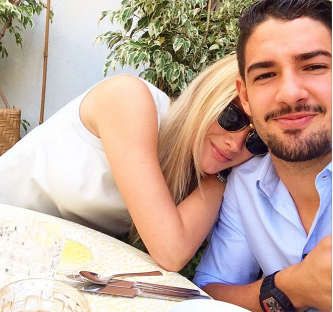 Fiorella Mattheis e Alexandre Pato usam cordões de compromisso com as iniciais um do outro