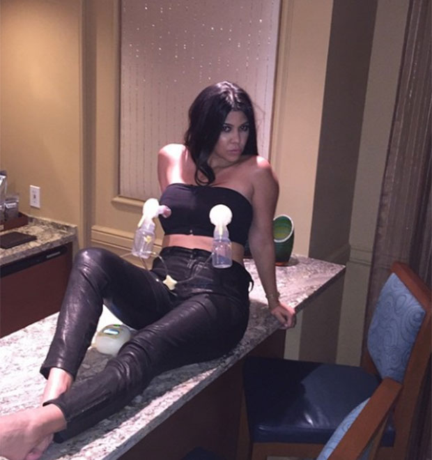 Kourtney Kardashian posta foto com bomba para retirar leite da mama no <i>Instagram</i>