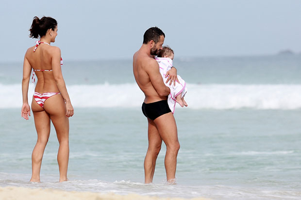 Kyra Gracie exibe corpo sarado ao curtir praia com Malvino Salvador e a filha