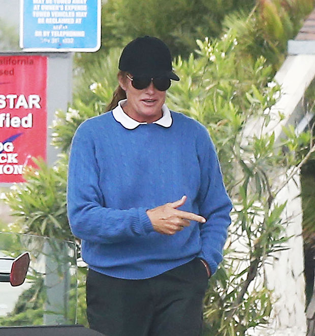 Bruce Jenner é fotografado usando vestido em sua casa em Malibu!