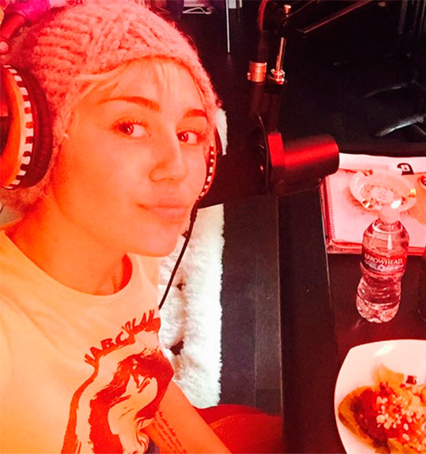 Após término do namoro com Patrick Schwarzenegger, Miley Cyrus grava em estúdio