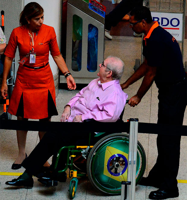 Jô Soares é visto em cadeira de rodas