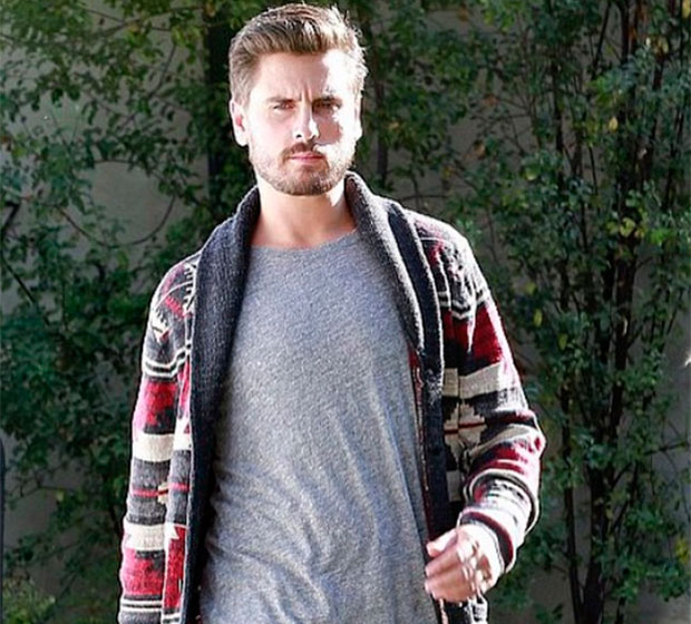Scott Disick badala em Las Vegas enquanto clã Kardashian-Jenner assiste entrevista de Bruce