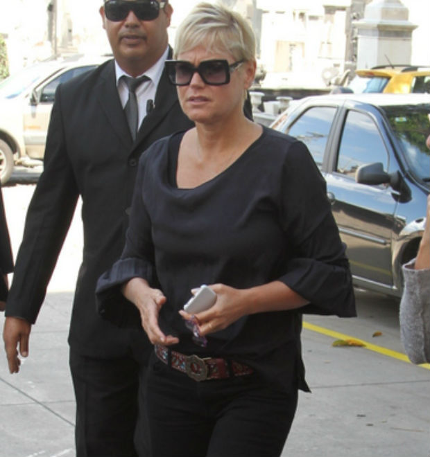 Xuxa, Angélica, Carolina Dieckmann e outros famosos vão a velório de diretor da <i>Globo</i>
