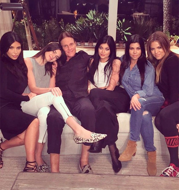 Famílias Kardashian e Jenner assistem entrevista de Bruce Jenner juntas
