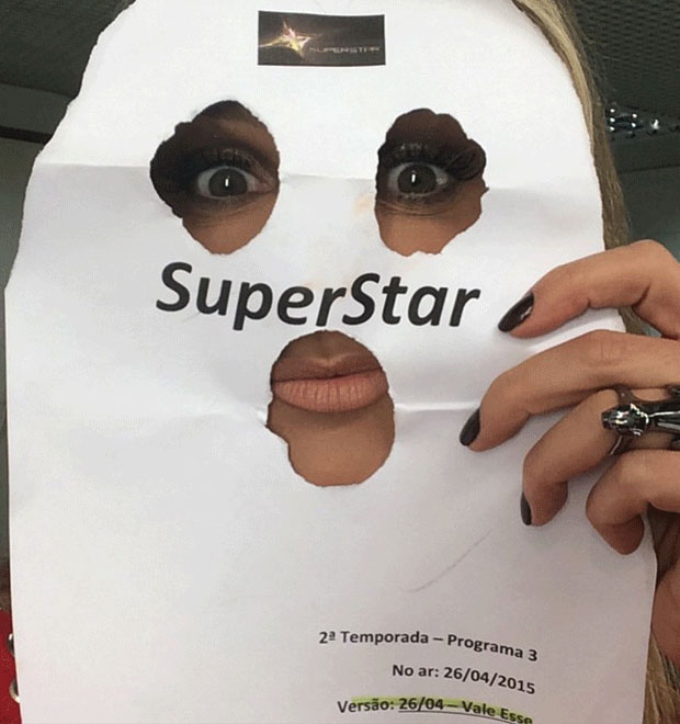 Fernanda Lima brinca ao usar máscara improvisada nos bastidores do <i>Superstar</i>