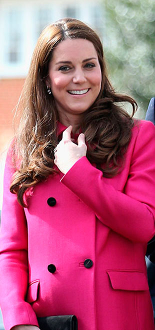 Com quatro dias de atraso da data prevista, Kate Middleton pode induzir o parto
