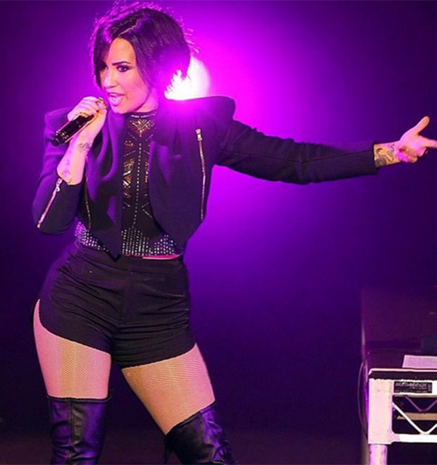 Demi Lovato dedica música para Bruce Jenner em show na Nova Zelândia