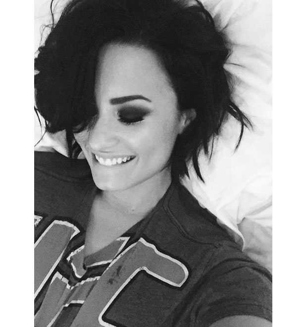 Demi Lovato posta foto usando camiseta do namorado e se derrete de amores, veja!