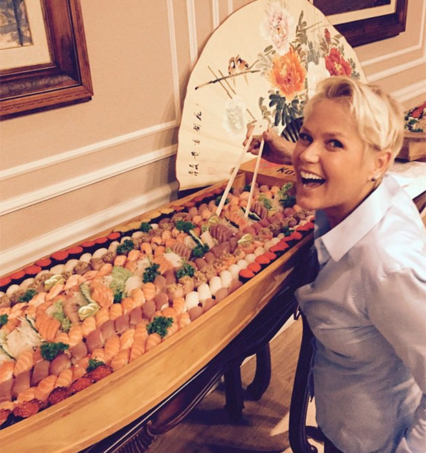 Xuxa é mimada em estúdio da <i>Record</i>, confira!