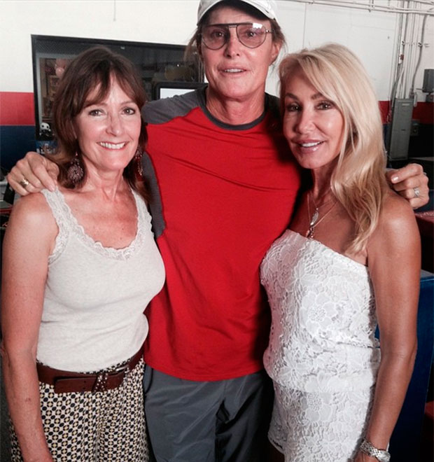 Após entrevista assumindo ser transgênero, Bruce Jenner posa com duas ex-esposas