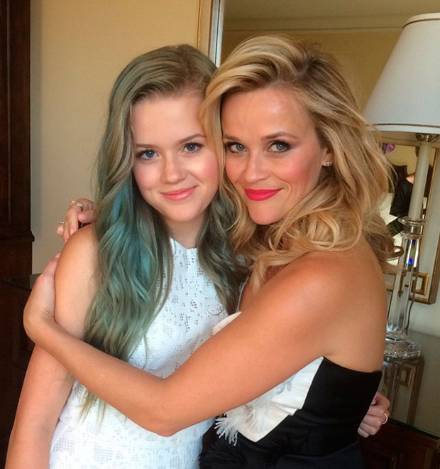 Reese Witherspoon posta foto com a filha e semelhança entre elas chama atenção