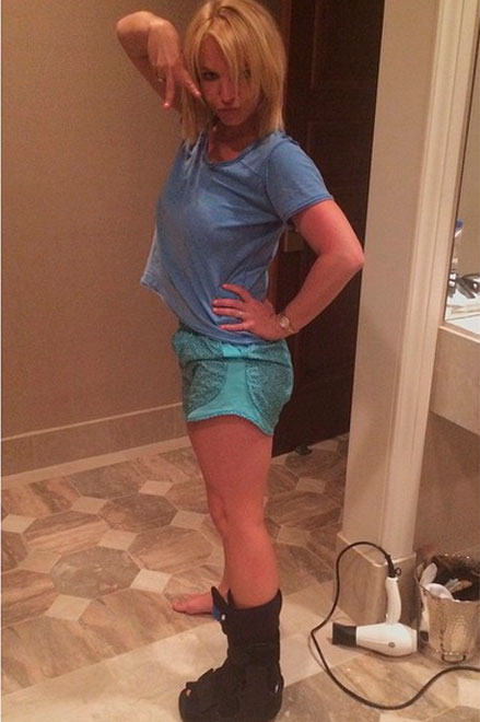 Britney Spears posa com bota ortopédica após queda em <i>show</i>