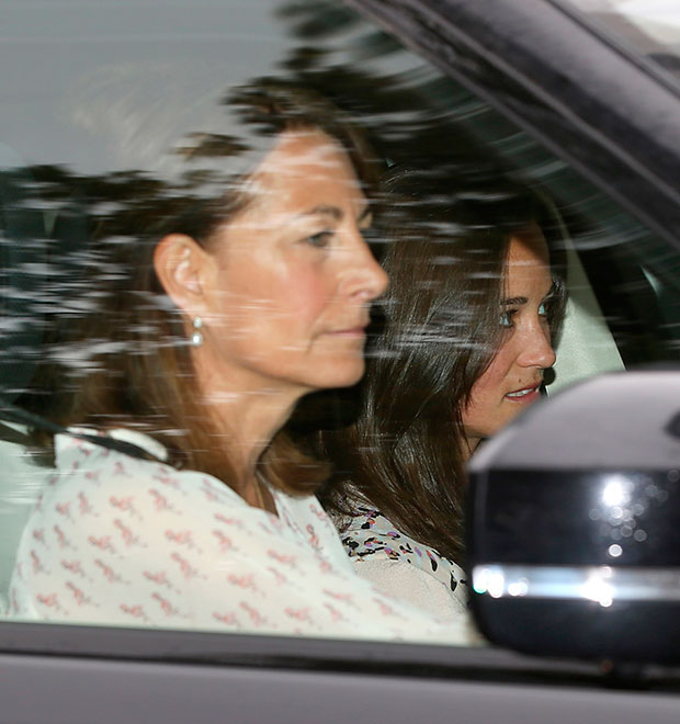 Mãe e irmã de Kate Middleton fazem primeira visita à princesinha recém-nascida