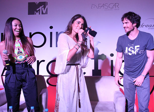 Ian Somerhalder ganha beijo e declaração de amor da esposa, Nikki Reed, durante entrevista coletiva no Rio de Janeiro, veja as fotos!