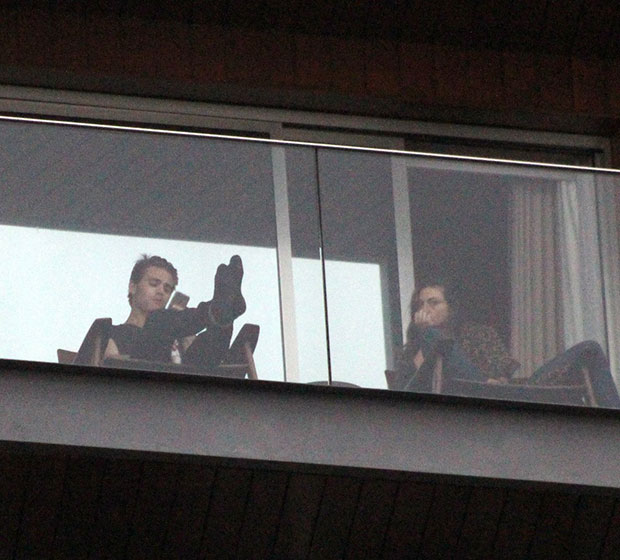 Paul Wesley, de <i>The Vampire Diaries</i>, se esconde de <i>paparazzi</i> com toalhas, veja!