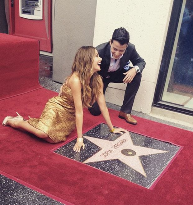 Sofia Vergara comemora estrela na calçada da fama dançando com o noivo, Joe Maganiello