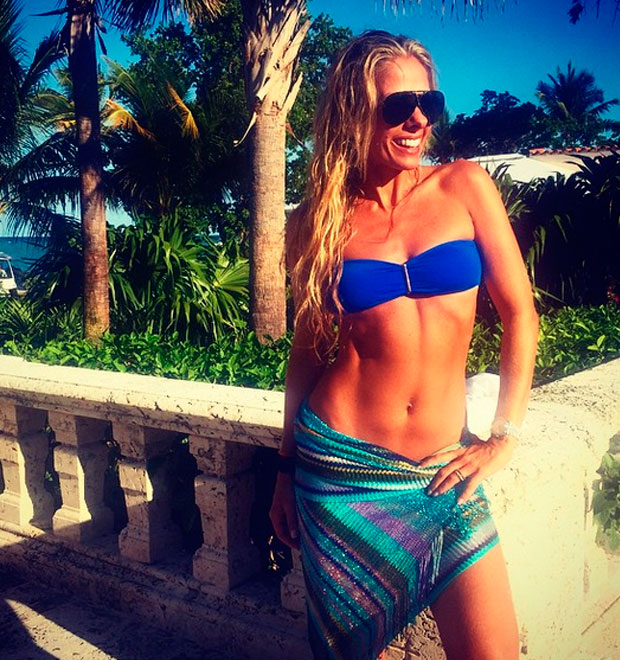 Adriane Galisteu mostra barriga chapada ao posar de biquíni