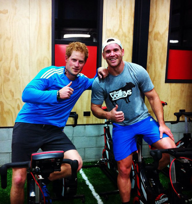Príncipe Harry se exercita em academia ao lado de amigo