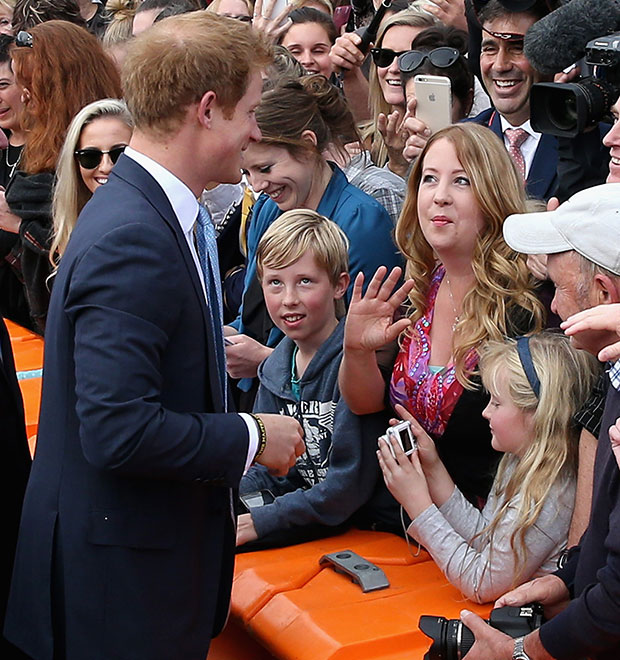 Príncipe Harry reencontra professora que o ajudou a superar morte da mãe