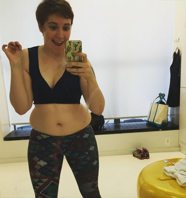 Lena Dunham deixa vergonha de lado e compartilha <i>selfie</i> com roupa de ginástica