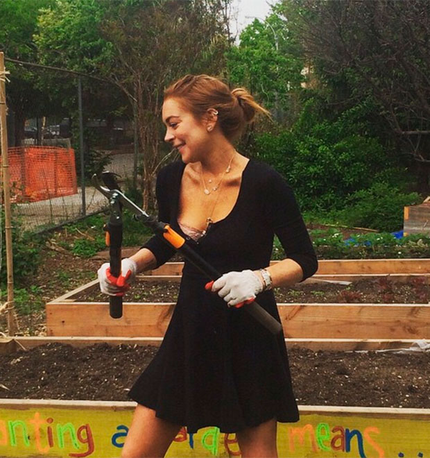 Lindsay Lohan publica foto realizando serviço comunitário