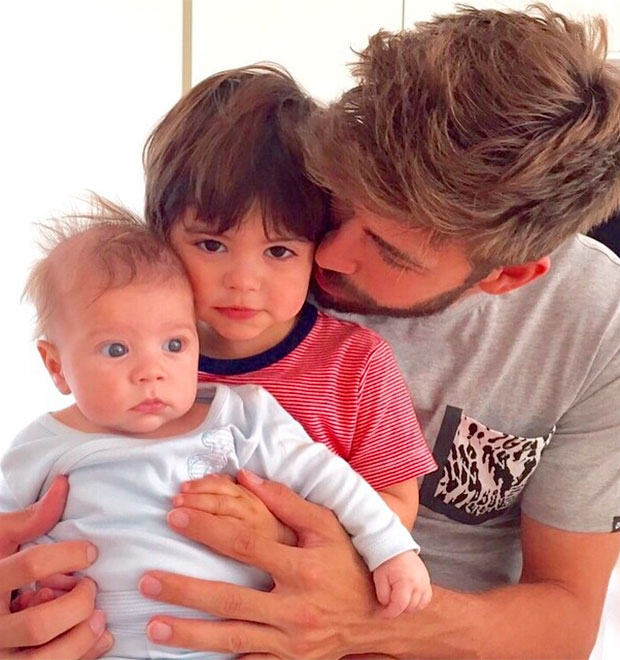 Gerard Piqué posa com os dois filhos, Milan e Sasha