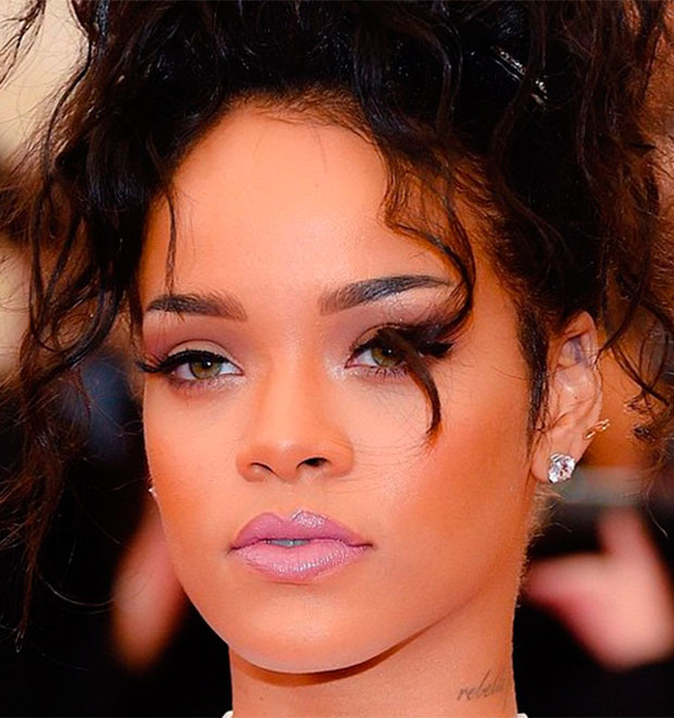 Rihanna não pode lançar revista com seu primeiro nome, entenda!