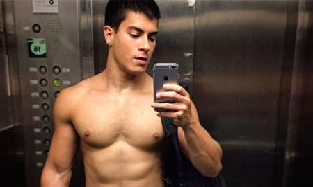 Arthur Aguiar exibe tanquinho em <I>selfie</i>