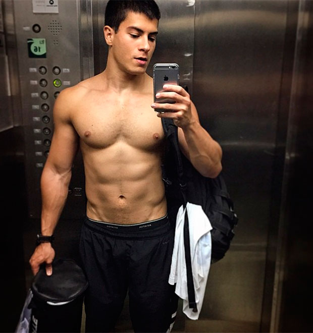 Arthur Aguiar exibe tanquinho em <I>selfie</i>